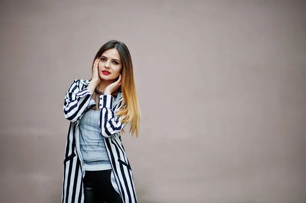 Look de mujer de moda con chaqueta de traje a rayas en blanco y negro , — Foto de Stock