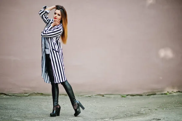 Look de mujer de moda con chaqueta de traje a rayas en blanco y negro , — Foto de Stock