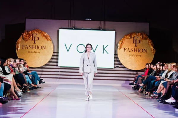 Ternopil, Ukraine - May 12, 2017: Fashion models wearing clothes — Stock Photo, Image