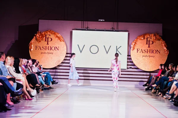 Ternopil, Ucrania - 12 de mayo de 2017: Modelos de moda con ropa —  Fotos de Stock