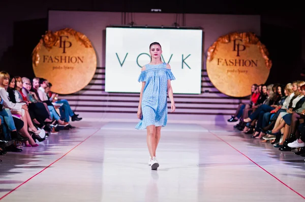 Ternopil, Ukraine - May 12, 2017: Fashion models wearing clothes — Stock Photo, Image
