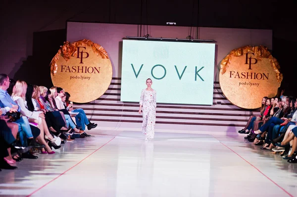 Ternopil, Ucrania - 12 de mayo de 2017: Modelos de moda con ropa —  Fotos de Stock