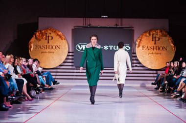 Ternopil, Ukrayna - 12 Mayıs 2017: Giyim Eşyası moda modelleri