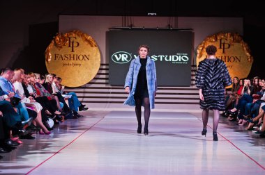 Ternopil, Ukrayna - 12 Mayıs 2017: Giyim Eşyası moda modelleri