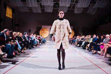 Ternopil, Ukrayna - 12 Mayıs 2017: Giyim Eşyası moda modelleri