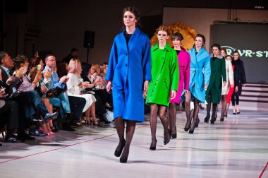 Ternopil, Ukrayna - 12 Mayıs 2017: Giyim Eşyası moda modelleri