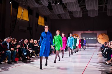 Ternopil, Ukrayna - 12 Mayıs 2017: Giyim Eşyası moda modelleri