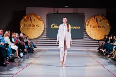 Ternopil, Ukrayna - 12 Mayıs 2017: Giyim Eşyası moda modelleri