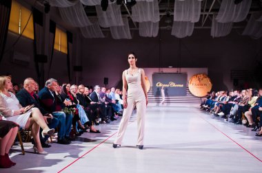 Ternopil, Ukrayna - 12 Mayıs 2017: Giyim Eşyası moda modelleri