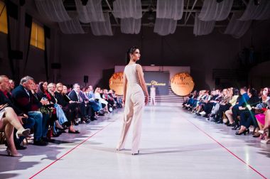 Ternopil, Ukrayna - 12 Mayıs 2017: Giyim Eşyası moda modelleri