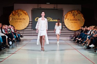 Ternopil, Ukrayna - 12 Mayıs 2017: Giyim Eşyası moda modelleri