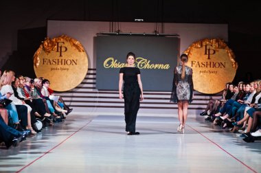Ternopil, Ukrayna - 12 Mayıs 2017: Giyim Eşyası moda modelleri