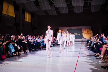 Ternopil, Ukrayna - 12 Mayıs 2017: Giyim Eşyası moda modelleri