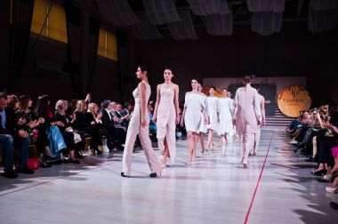 Ternopil, Ukrayna - 12 Mayıs 2017: Giyim Eşyası moda modelleri