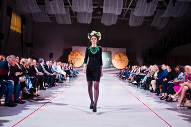 Ternopil, Ukrayna - 12 Mayıs 2017: traditi giyen moda modelleri