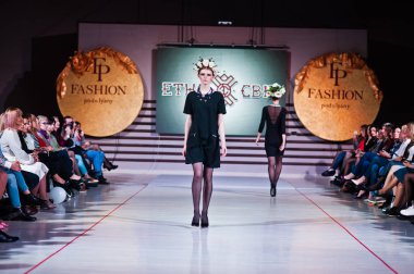 Ternopil, Ukrayna - 12 Mayıs 2017: traditi giyen moda modelleri