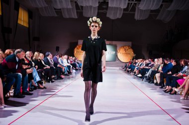 Ternopil, Ukrayna - 12 Mayıs 2017: traditi giyen moda modelleri