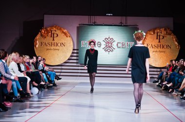 Ternopil, Ukrayna - 12 Mayıs 2017: traditi giyen moda modelleri