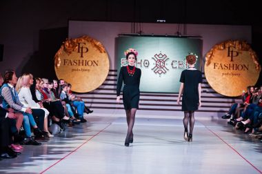 Ternopil, Ukrayna - 12 Mayıs 2017: traditi giyen moda modelleri