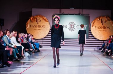 Ternopil, Ukrayna - 12 Mayıs 2017: traditi giyen moda modelleri