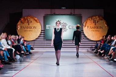 Ternopil, Ukrayna - 12 Mayıs 2017: traditi giyen moda modelleri