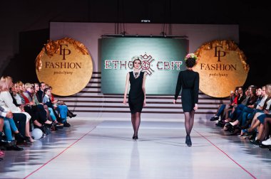 Ternopil, Ukrayna - 12 Mayıs 2017: traditi giyen moda modelleri