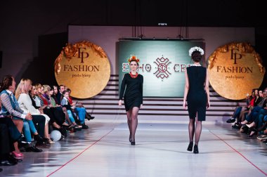 Ternopil, Ukrayna - 12 Mayıs 2017: traditi giyen moda modelleri