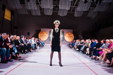 Ternopil, Ukrayna - 12 Mayıs 2017: traditi giyen moda modelleri