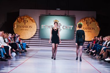Ternopil, Ukrayna - 12 Mayıs 2017: traditi giyen moda modelleri
