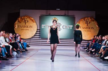 Ternopil, Ukrayna - 12 Mayıs 2017: traditi giyen moda modelleri