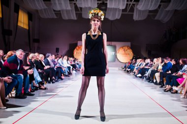 Ternopil, Ukrayna - 12 Mayıs 2017: traditi giyen moda modelleri