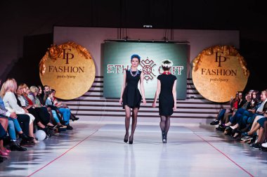 Ternopil, Ukrayna - 12 Mayıs 2017: traditi giyen moda modelleri