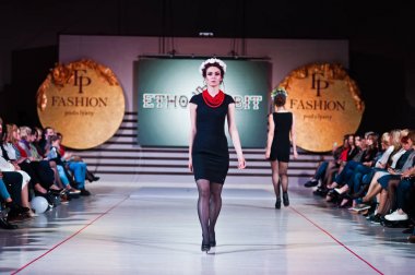 Ternopil, Ukrayna - 12 Mayıs 2017: traditi giyen moda modelleri