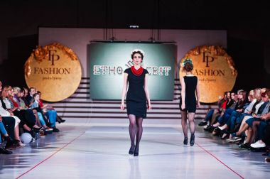 Ternopil, Ukrayna - 12 Mayıs 2017: traditi giyen moda modelleri