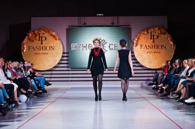 Ternopil, Ukrayna - 12 Mayıs 2017: traditi giyen moda modelleri