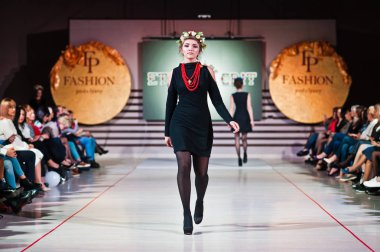 Ternopil, Ukrayna - 12 Mayıs 2017: traditi giyen moda modelleri