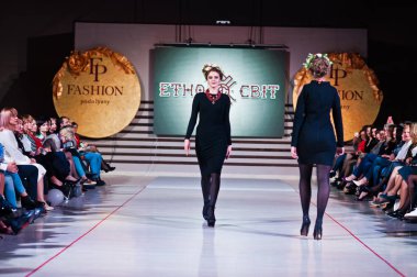 Ternopil, Ukrayna - 12 Mayıs 2017: traditi giyen moda modelleri