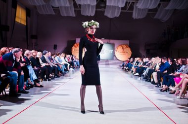 Ternopil, Ukrayna - 12 Mayıs 2017: traditi giyen moda modelleri