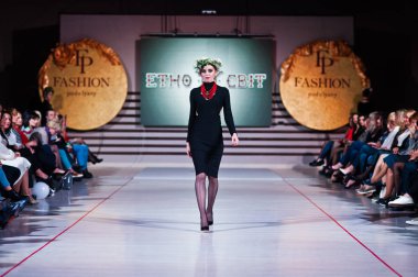 Ternopil, Ukrayna - 12 Mayıs 2017: traditi giyen moda modelleri