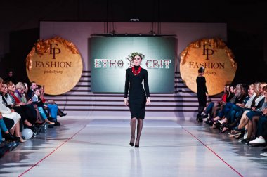 Ternopil, Ukrayna - 12 Mayıs 2017: traditi giyen moda modelleri