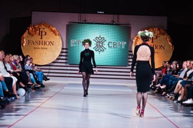 Ternopil, Ukrayna - 12 Mayıs 2017: traditi giyen moda modelleri