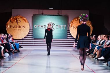 Ternopil, Ukrayna - 12 Mayıs 2017: traditi giyen moda modelleri