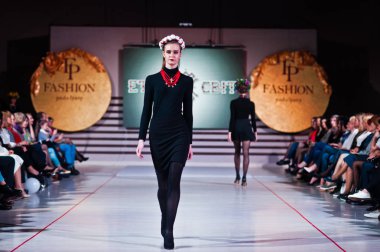 Ternopil, Ukrayna - 12 Mayıs 2017: traditi giyen moda modelleri