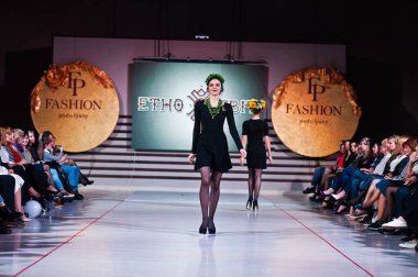 Ternopil, Ukrayna - 12 Mayıs 2017: traditi giyen moda modelleri