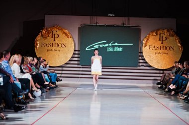 Ternopil, Ukrayna - 12 Mayıs 2017: giyen moda street modelleri 