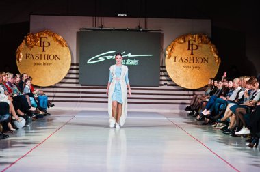 Ternopil, Ukrayna - 12 Mayıs 2017: giyen moda street modelleri 