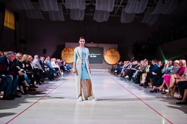 Ternopil, Ukrayna - 12 Mayıs 2017: giyen moda street modelleri 