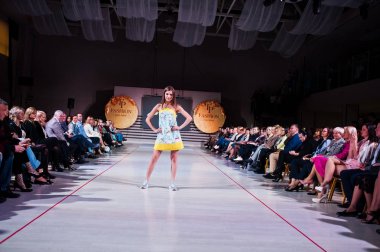 Ternopil, Ukrayna - 12 Mayıs 2017: giyen moda street modelleri 