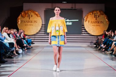 Ternopil, Ukrayna - 12 Mayıs 2017: giyen moda street modelleri 