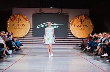 Ternopil, Ukrayna - 12 Mayıs 2017: giyen moda street modelleri 